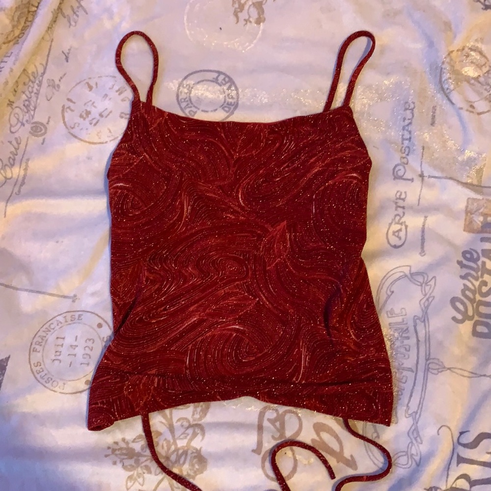 Open back, ties in back.